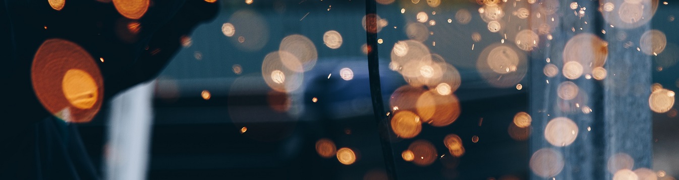 Blauer Pullover, Mensch bearbeitet Metall